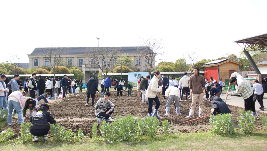 劳动育人 | 田间变课堂，垃圾变肥料，400余名学生快乐耕耘